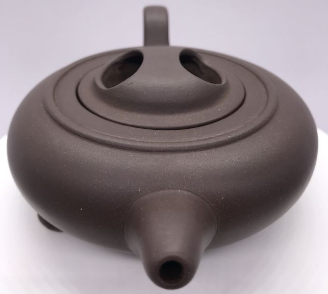 1980年牛蓋圓珠壺(紫砂)(作者:周蘭芳) 