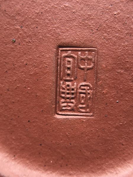 1970年內紫外紅鴿嘴壺(中國宜興) 