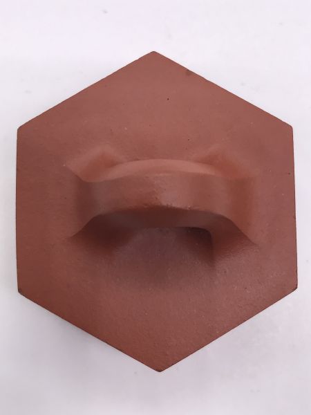 1980年六角椎輪壺(紅土)(作者:李國平) 