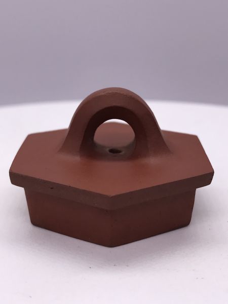 1980年六角椎輪壺(紅土)(作者:李國平) 