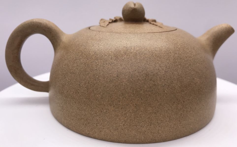 1980年壽桃壺(段泥)(作者:陳文居) 