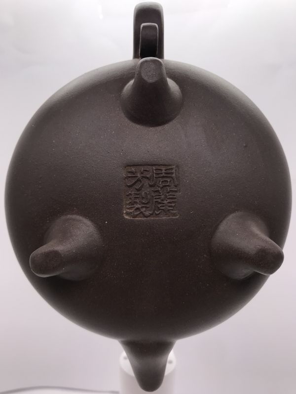 1980年牛蓋圓珠壺(紫砂)(作者:周蘭芳) 