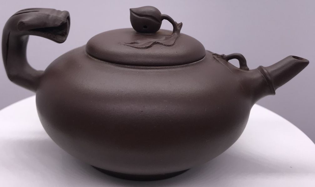 1990年壽桃壺(紫砂)(作者:盛永芳) 