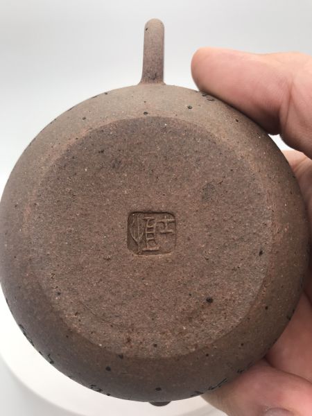 巨輪朱段泥茶壺 