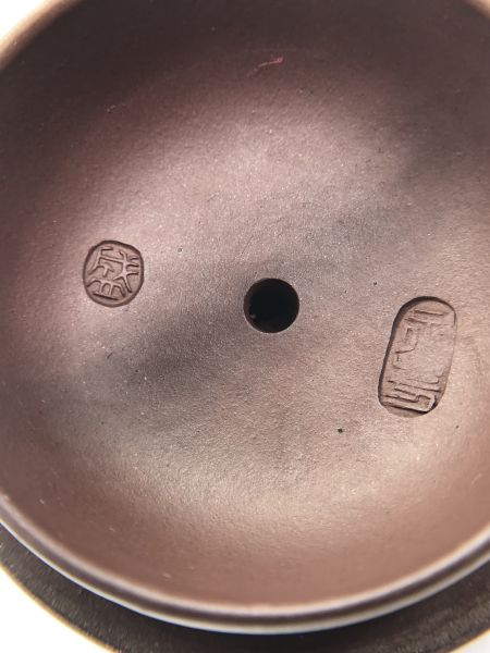 1990年壽桃壺(紫砂)(作者:盛永芳) 