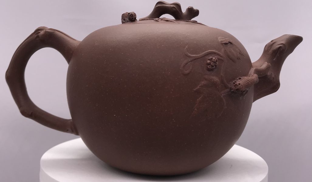 1960年葡萄松鼠豐收壺(作者:德順生)(紫砂清水泥) 