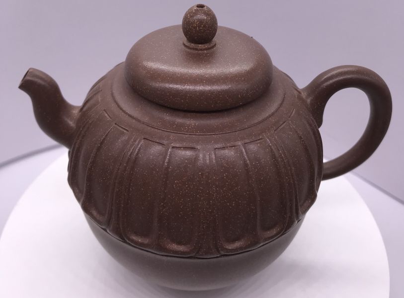 1980年繡球如意壺(作者:中國宜興)(紫砂容砂) 