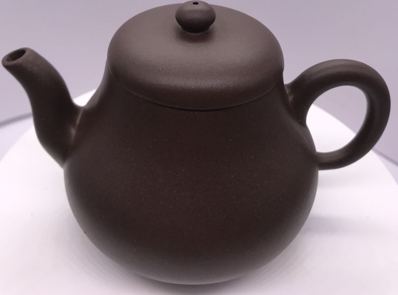 1980年留佩壺作者:徐新妹(紫砂) 