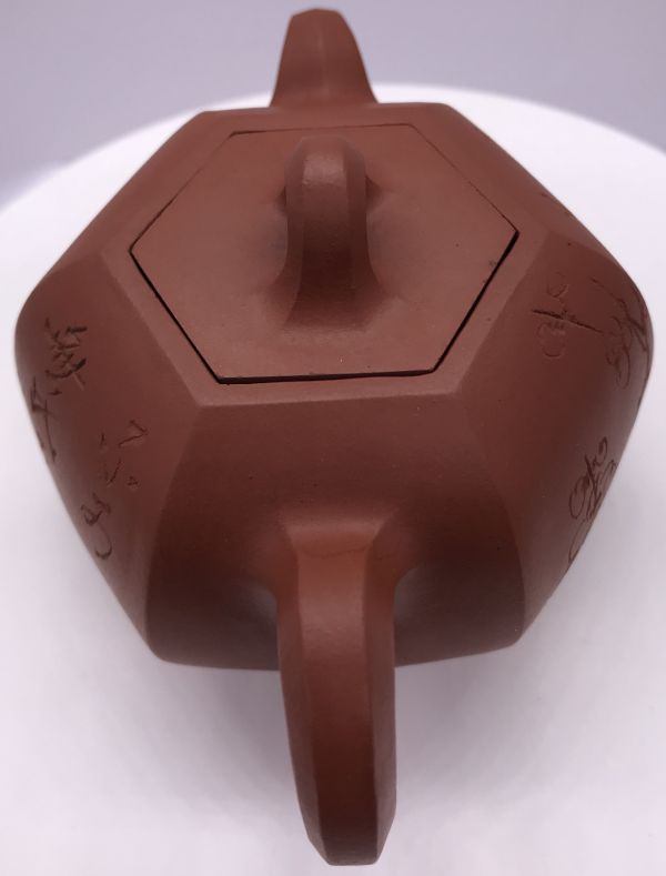 1980年六角椎輪壺(紅土)(作者:李國平) 