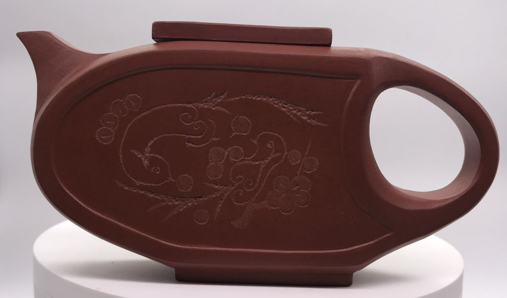 1980年(紫砂)(紅土)扁壓橢圓壺(作者:徐萍(樂人刻)) 