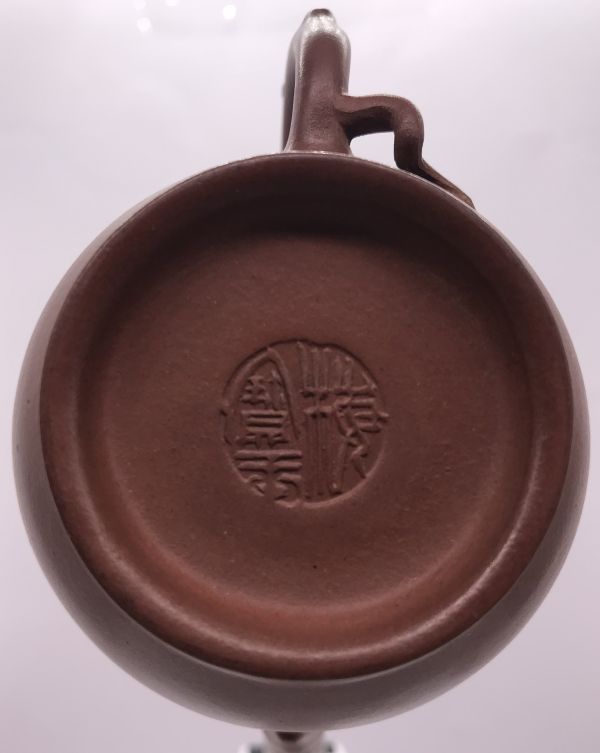 1980年甕型中梅壺(作者:梅寶玉)(紫砂清水泥) 