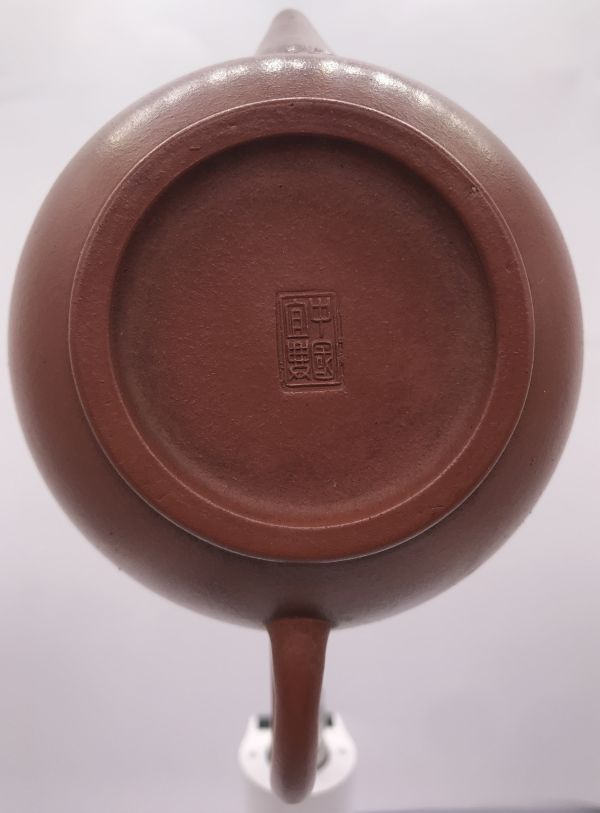 1985年標準壺(8杯)(紅土)(作者:高海庚) 