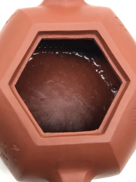 1980年六角椎輪壺(紅土)(作者:李國平) 