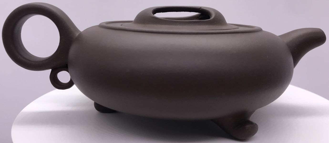 1980年牛蓋圓珠壺(紫砂)(作者:周蘭芳) 