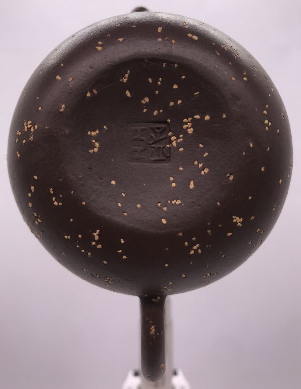 1975年金點梨型壺(鋪砂)(作者:孟臣) 