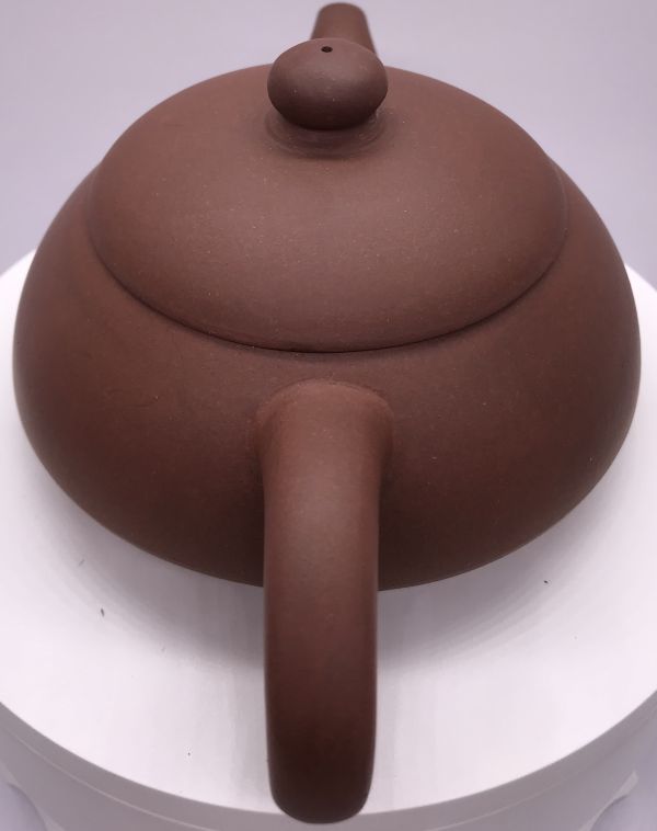 1970年早期圓扁壺(紫砂)(作者:張國華) 