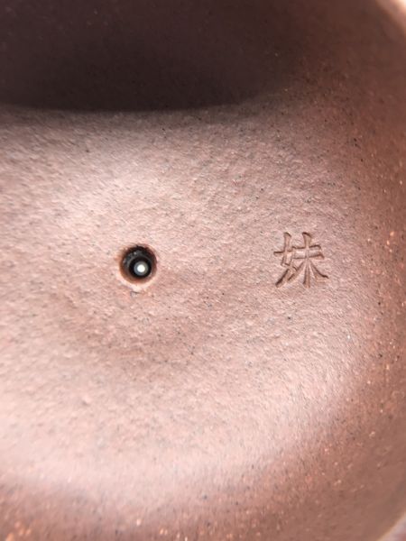 1980年留佩壺作者:徐新妹(紫砂) 