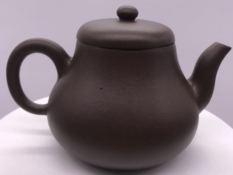 1980年留佩壺作者:徐新妹(紫砂) 