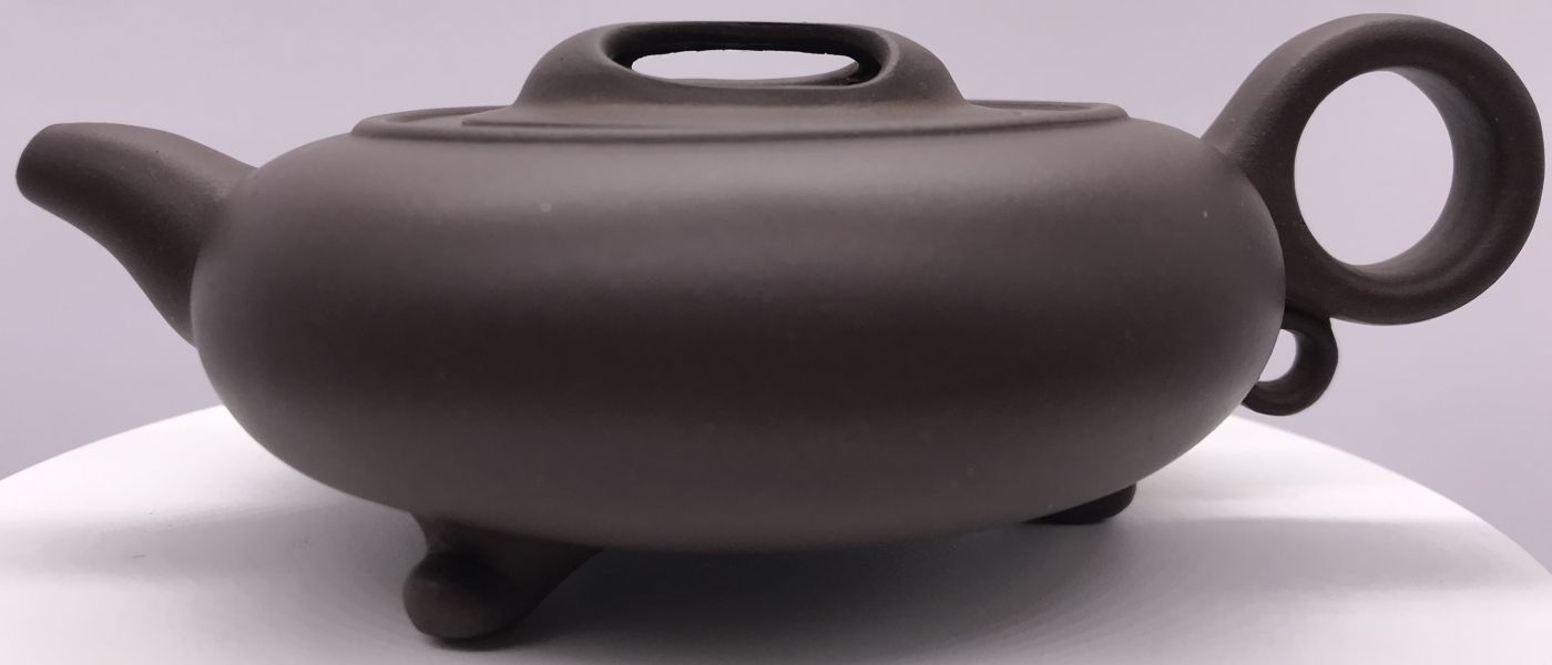 1980年牛蓋圓珠壺(紫砂)(作者:周蘭芳) 