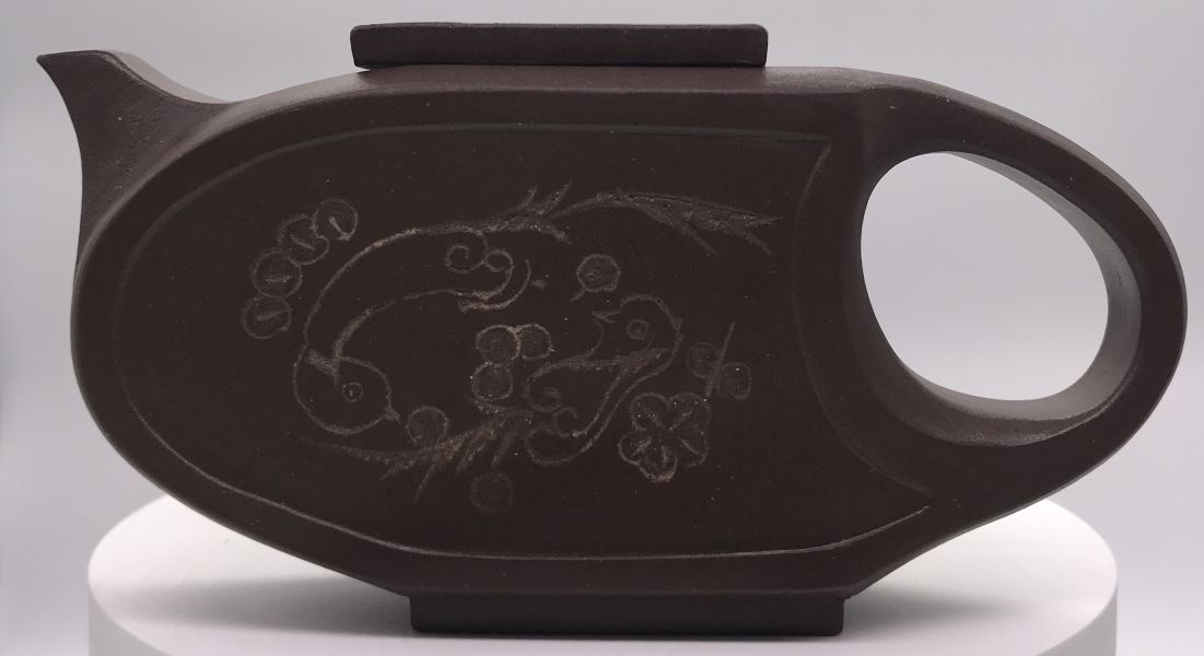 1980年(紫砂)(紅土)扁壓橢圓壺(作者:徐萍(樂人刻)) 