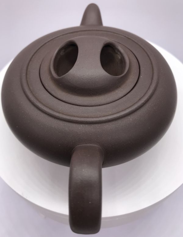 1980年牛蓋圓珠壺(紫砂)(作者:周蘭芳) 