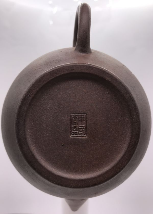 1990年窯變八杯壺(紫砂)(作者:中國宜興) 