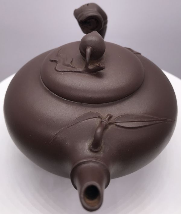 1990年壽桃壺(紫砂)(作者:盛永芳) 