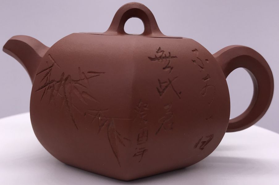 1980年六角椎輪壺(紅土)(作者:李國平) 