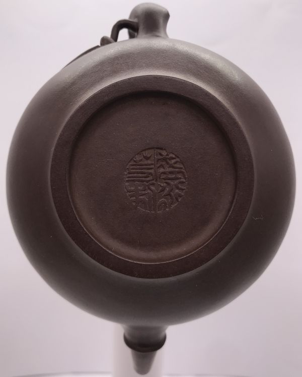 1990年壽桃壺(紫砂)(作者:盛永芳) 