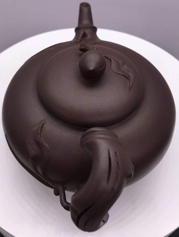 1990年壽桃壺(紫砂)(作者:盛永芳) 