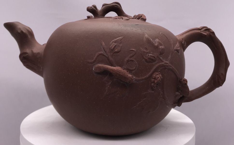 1960年葡萄松鼠豐收壺(作者:德順生)(紫砂清水泥) 