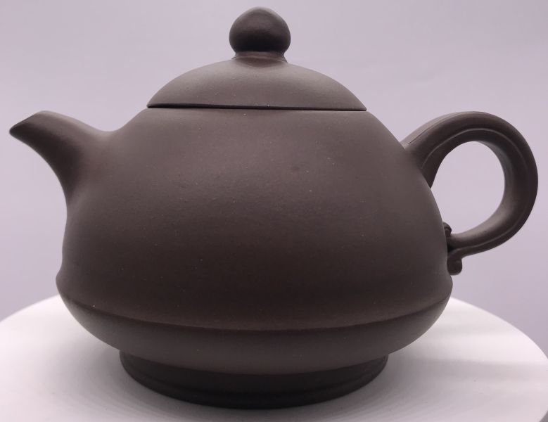 1980年玉笠壺(紫砂)(作者:吳小華) 