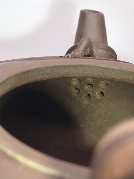 1990年壽桃壺(紫砂)(作者:盛永芳) 