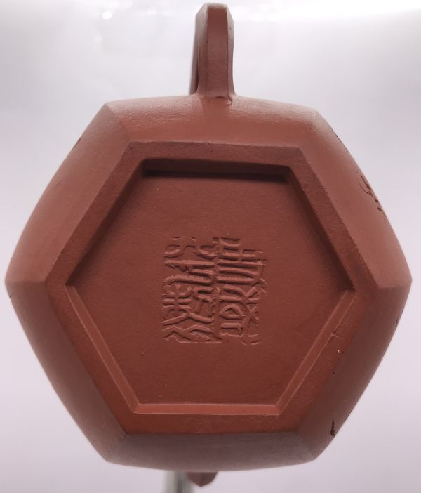 1980年六角椎輪壺(紅土)(作者:李國平) 