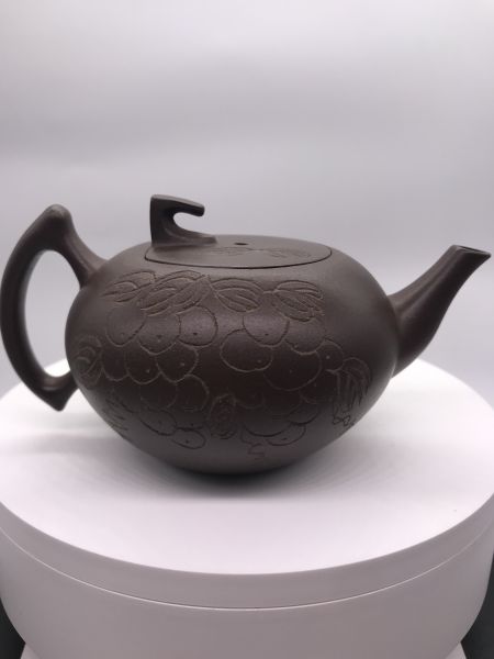 1982年碧泉(紫砂)(作者:荊溪于)1982年碧泉(內紫外紅)(作者:高志娟)不拆賣 