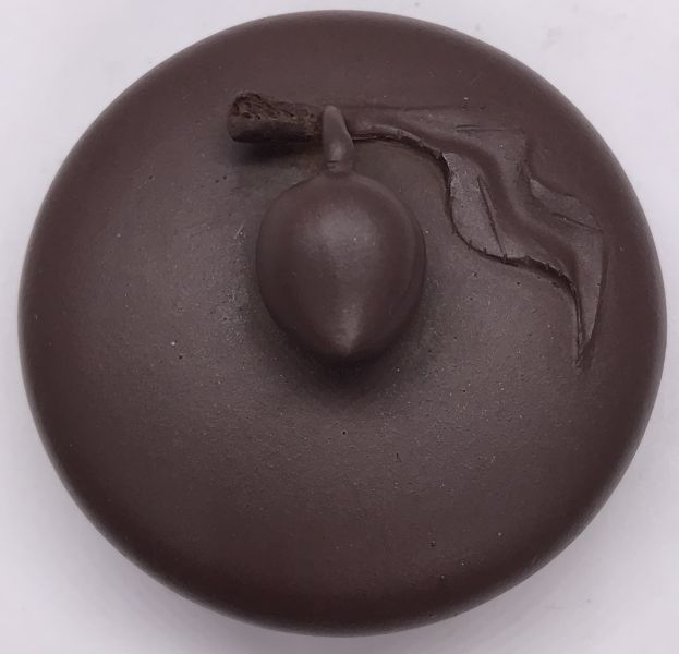 1990年壽桃壺(紫砂)(作者:盛永芳) 