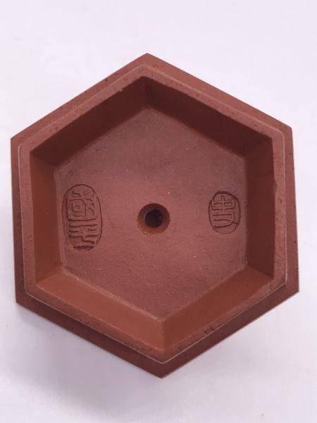 1980年六角椎輪壺(紅土)(作者:李國平) 