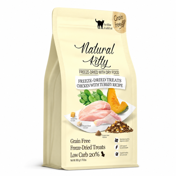 Natural Kitty自然小貓低碳無榖凍乾貓飼料 四款全齡貓無穀配方以高蛋白乾糧搭配肉類與蔬果凍乾,兼顧日常適口性、腸胃與皮毛營養。