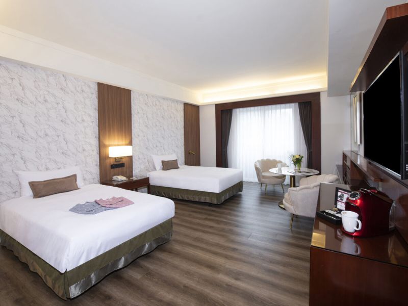 Hamp Court Palace Taipei walk about 5 mins to  Asia Poker Venue Jianguo, 3(N)  The lowest price about USD$322 