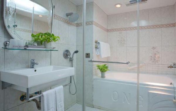 Happiness Hotel walk about 5 mins  to Asia Poker Venue Jianguo,3(N) The lowest price about USD$278 