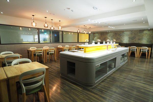 Horizon Inn Taipei walk about 2 mins to Red Space. 4(N)The lowest price about USD$410 