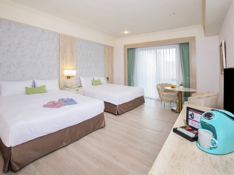 Hamp Court Palace Taipei walk about 5 mins to  Asia Poker Venue Jianguo, 3(N)  The lowest price about USD$322 