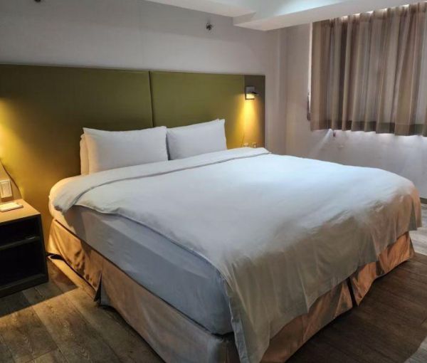 Horizon Inn Taipei walk about 2 mins to Red Space. 4(N)The lowest price about USD$410 