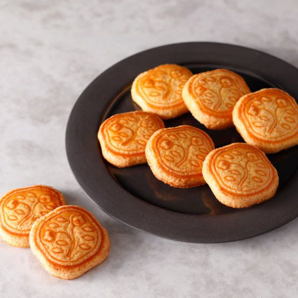 資生堂パーラー 花椿鐵盒餅乾（24枚/48枚） 資生堂パーラー, 花椿餅乾, 日本餅乾, 昭和復刻, 奶油餅乾, 日本禮盒, 伴手禮, 鐵盒餅乾, 洋菓子, 新年禮盒, 企業採購, 日本甜點, 下午茶餅乾, 禮盒推薦