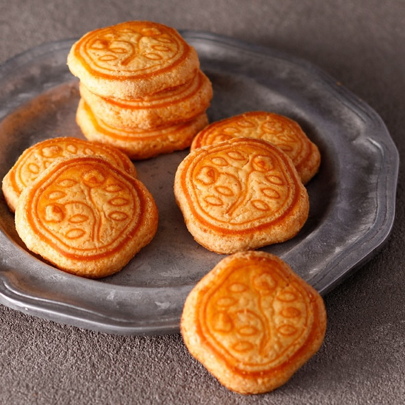 資生堂パーラー 花椿鐵盒餅乾（24枚/48枚） 資生堂パーラー, 花椿餅乾, 日本餅乾, 昭和復刻, 奶油餅乾, 日本禮盒, 伴手禮, 鐵盒餅乾, 洋菓子, 新年禮盒, 企業採購, 日本甜點, 下午茶餅乾, 禮盒推薦