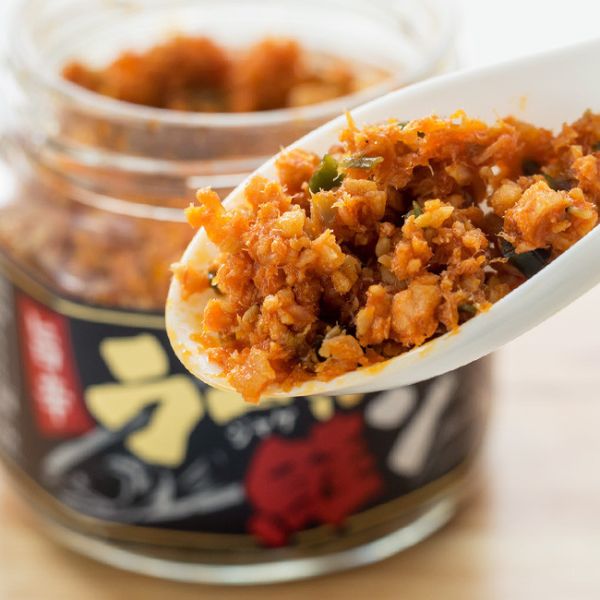 軽井沢 日本製 旨辛 辣油鮭魚罐頭 180g 軽井沢鮭魚罐頭, 辣油鮭魚罐頭, 日本鮭魚罐頭, 下酒菜罐頭, 拌飯罐頭, 拌麵罐頭, 茶泡飯鮭魚, 日本原裝進口, 鮭魚罐頭推薦, 辣油鮭魚