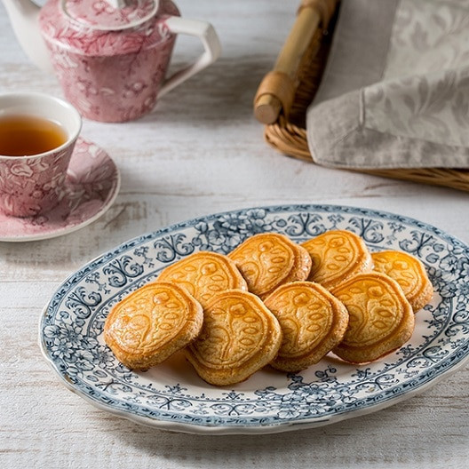 資生堂パーラー 花椿鐵盒餅乾（24枚/48枚） 資生堂パーラー, 花椿餅乾, 日本餅乾, 昭和復刻, 奶油餅乾, 日本禮盒, 伴手禮, 鐵盒餅乾, 洋菓子, 新年禮盒, 企業採購, 日本甜點, 下午茶餅乾, 禮盒推薦
