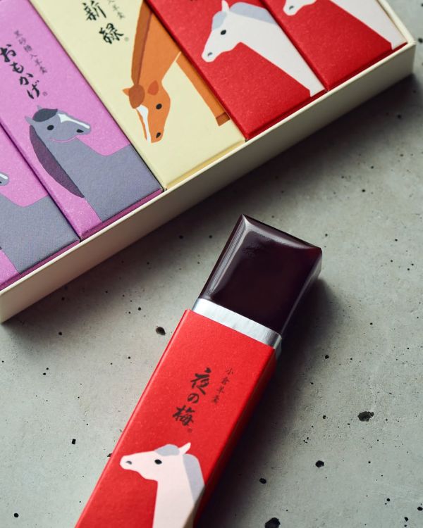 虎屋 馬年干支羊羹 (10入/14入/16入/18入) 虎屋, 馬年羊羹, 干支禮盒, 日本和菓子, 新年送禮, 羊羹禮盒, 日本百年名店, 年節伴手禮