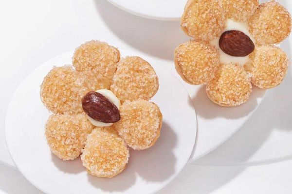 薰Sabrina 法國小旅行花型餅乾 禮盒 (6入/8入/12入) 菊廼舎,冨貴寄,日本和菓子,東京伴手禮,鐵盒餅乾,日本禮盒,馬年限定,富士山禮盒,新年禮盒,年節伴手禮,金平糖,日本名產