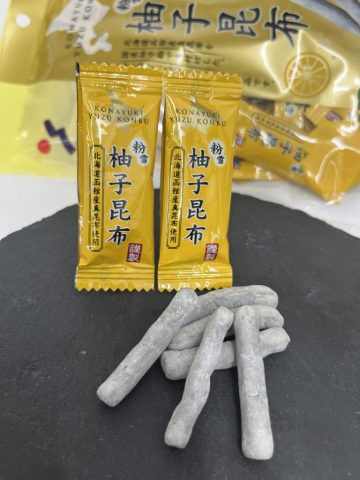 日本製 山栄食品工業 粉雪柚子昆布糖 13og 柚香 真昆布條 昆布卷 山榮 北海道產 嘴饞 零嘴 低熱量 年貨 糖果【小福部屋】 
